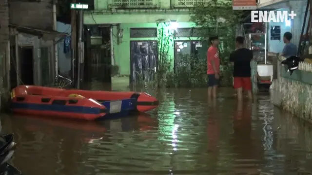 Kawasan Rawajati Jakarta Selatan terendam banjir akibat meningkatnya debit air di Bogor rabu 8/3/2017 