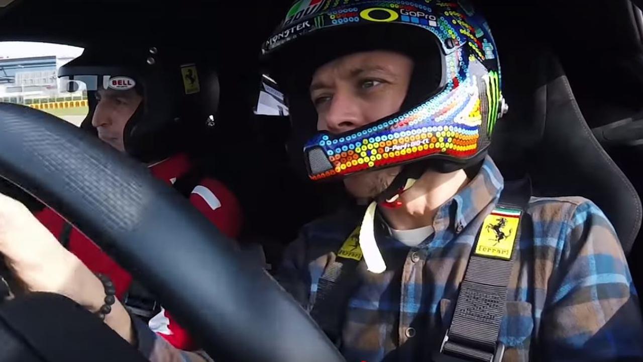 Valentino Rossi kebut-kebutan pakai Ferrari