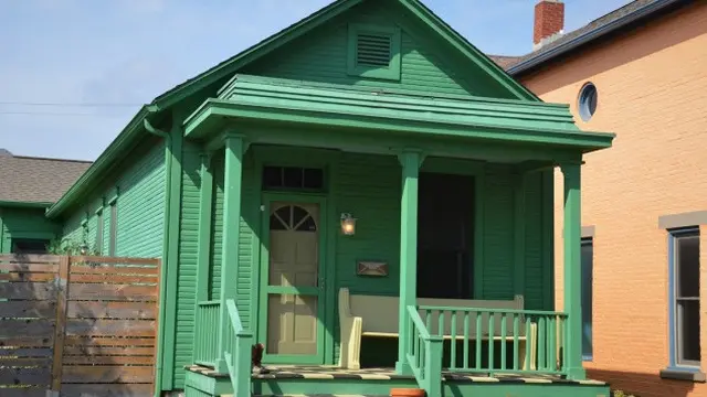 Ilustrasi Rumah Cat Hijau dan Krem (Credit: Roger Starnes Sr/Unsplash)