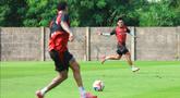 Pemain Persija Jakarta, Witan Sulaeman (kanan) saat mengikuti sesi latihan di Persija Training Ground, Bojongsari, Kota Depok, Jawa Barat, Kamis (7/5/2026). (Bola.com/M Iqbal Ichsan)