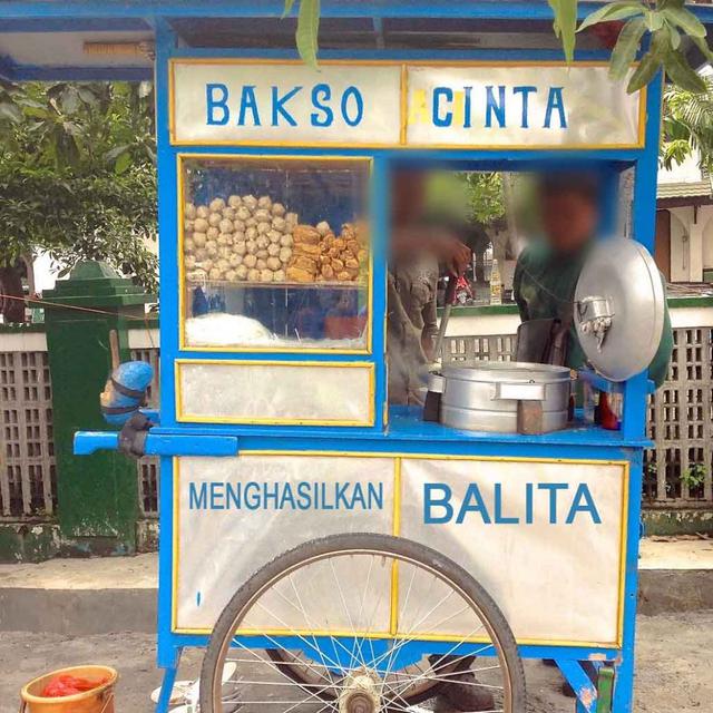 6 Tulisan Lucu di Gerobak Bakso Ini Bikin Pembeli Geleng Kepala