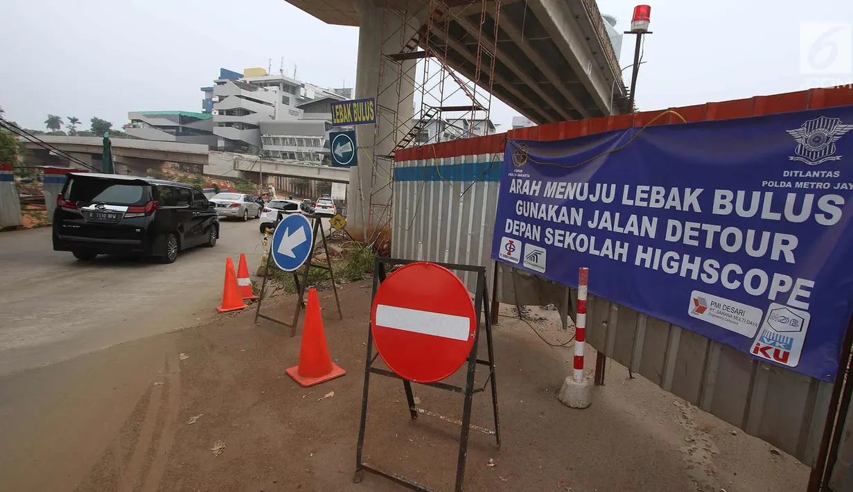Kendaraan terjebak macet saat melintasi proyek pembangunan Simpang Susun Antasari atau pembangunan tol Depok-Antasari di jalan TB Simatupang, Jakarta, Senin (25/9). (Liputan6.com/Immanuel Antonius)