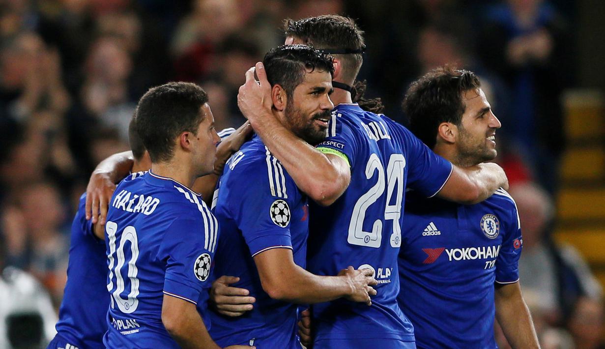 Pemain Chelsea menyambut Diego Costa setelah mencetak gol ketiga ke gawang Maccabi Tel-Aviv pada laga grup Liga Champions, di Stamford Bridge, London, Kamis (17/9/2015) dini hari WIB. (Reuters/Stefan Wermuth)