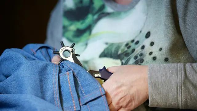 Cara Menyulap Pakaian Jadul Jadi Terlihat High-Fashion
