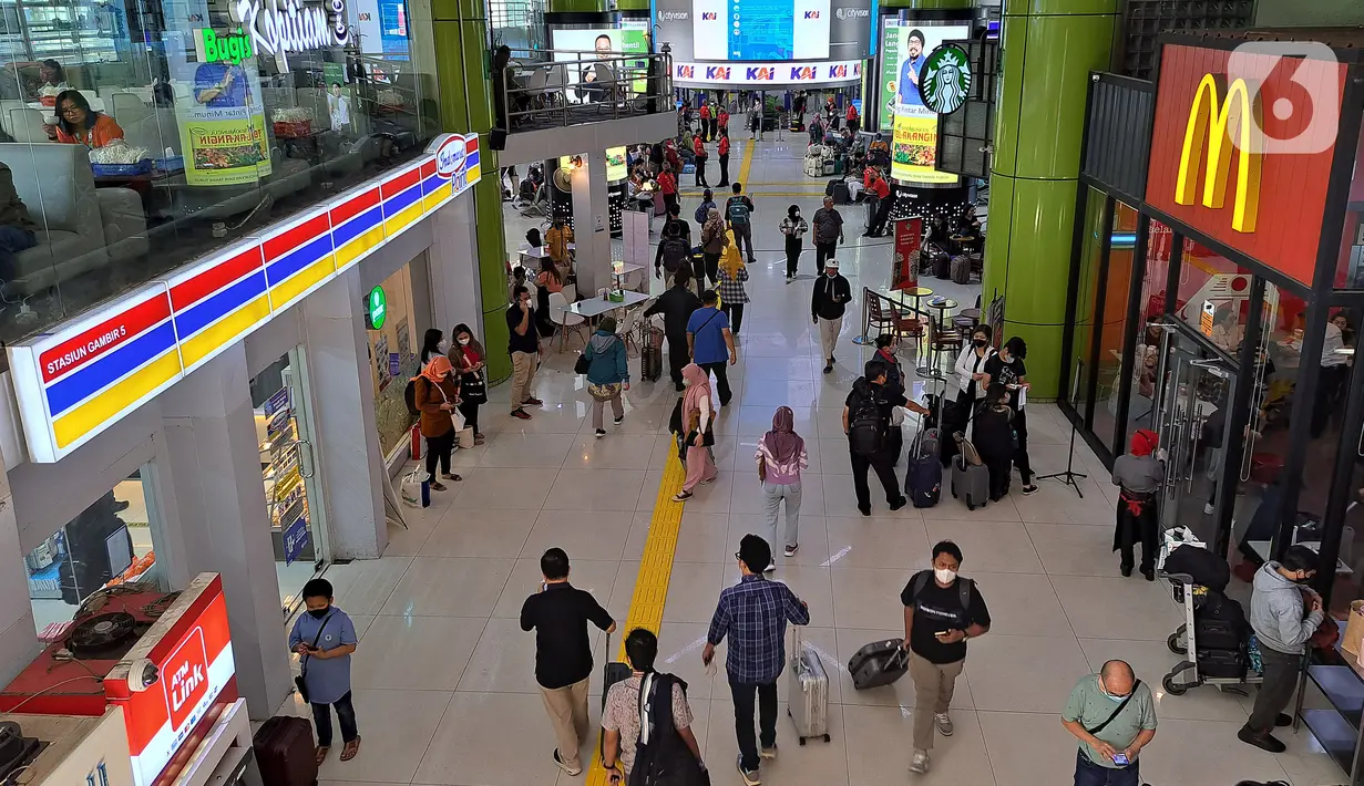 Suasana penumpang kereta api jarak jauh di Stasiun Gambir, Jakarta Pusat, Rabu (21/12/2022). Jelang Natal dan Tahun Baru PT KAI mengantisipasi cuaca ekstrem dan daerah rawan, Daop 1 Jakarta menyiapkan Alat Material Untuk Siaga (AMUS) yang ditempatkan di lokasi rawan apabila terjadi hambatan akibat cuaca ekstrem seperti banjir, amblesan dan tanah longsor. AMUS yang siapkan berupa batu balas, bantalan rel, pasir, karung, besi (untuk jembatan), alat penambat rel, dan alat berat lainnya. (Liputan6.com/Johan Tallo)