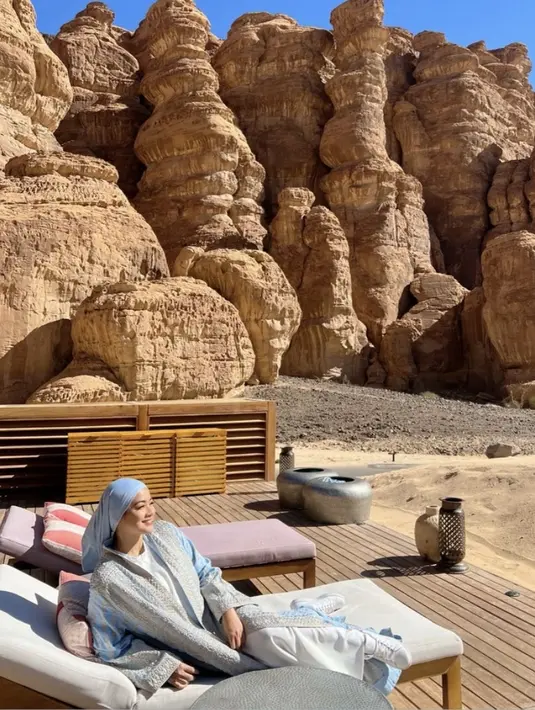 Gamis tersebut dipadukan dengan sepatu putih. Ia pun tampil dengan riasan wajah flawlessnya.
 [@titi_kamall]