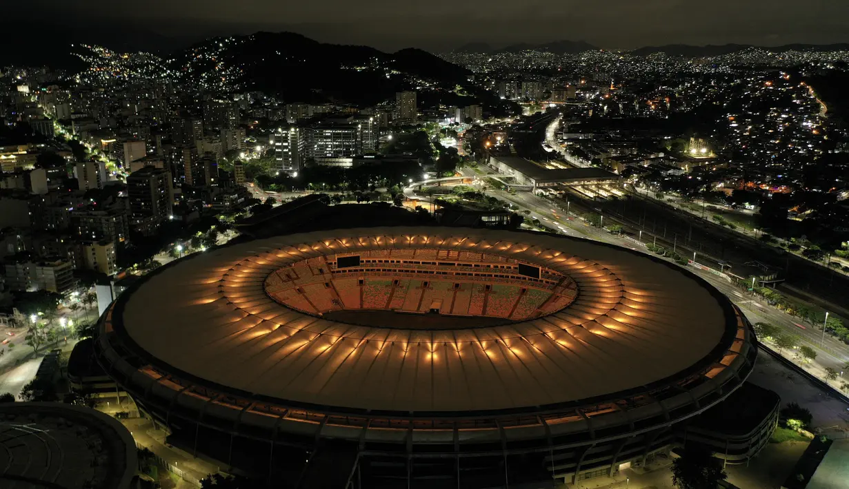 Stadion Maracana diterangi dengan cahaya keemasan untuk menghormati legenda sepak bola Brasil Pele, di Rio de Janeiro, Brasil (29/12/2002). Ikon sepak bola Brasil Pele, yang secara luas dianggap sebagai pemain terhebat sepanjang masa dan pemenang Piala Dunia tiga kali yang mendalangi "permainan indah", meninggal pada Kamis dalam usia 82 tahun. (AFP/Mauro Pimentel)