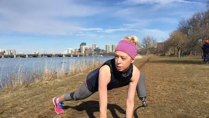 Kehilangan Kaki Saat Bom Boston, Penari Ini Kini Ikut Maraton