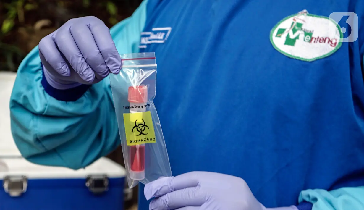 Petugas kesehatan menunjukkan tes usap (swab test) antigen dan PCR gratis di Terowongan Kendal, Menteng, Jakarta, Kamis (2/9/2021). Program yang dinamakan Seruling (swab seru keliling) dari Puskesmas Kecamatan Menteng tersebut dilaksanakan setiap Selasa, Kamis, dan Jumat. (Liputan6.com/Johan Tallo)