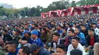 Suasana nobar Persija Jakarta versus Persib Bandung di lapangan Gasibu, Bandung dan Cafe Persib, Jalan Sulanjana, Bandung, Rabu (10/7/2019). (Bola.com/Erwin Snaz)