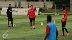 Pelatih Bali United, Indra Sjafrie (kedua kiri) memberi arahan pada timnyaa saat latihan di Lapangan Pertamina, Jakarta, Rabu (6/4/2016). Kandas di Piala Bhayangkara 2016, Bali United bersiap mengikuti Trofeo Persija. (Liputan6.com/Helmi Fithriansyah)