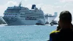 Kapal pesiar milik Carnival, Adonia berlayar dari Pelabuhan Miami, Florida, menuju Kuba, Minggu (1/5). Perjalanan kapal yang mengangkut setidaknya 700 penumpang ini merupakan yang pertama kali dilakukan setelah 50 tahun terakhir. (Gaston De CARDENAS/AFP)