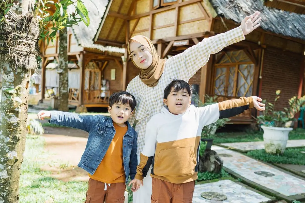 6 Potret Terbaru Ririe Fairus Mantan Istri Ayus Sabyan, Kompak Bareng Anak