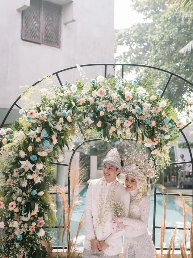 Tampil Romantis, Ini 7 Potret Anniversary Pernikahan Dinda Hauw dan Rey Mbayang ke-3