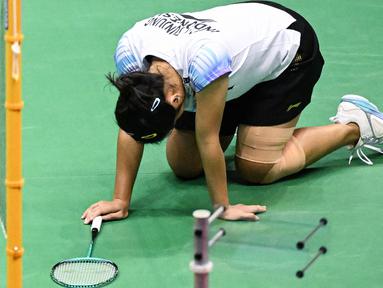 Pebulu tangkis tunggal putri Indonesia, Gregoria Mariska Tunjung tertunduk setelah kalah dari pebulu tangkis tunggal putri Jepang, Akane Yamaguchi pada laga semifinal Hong Kong Open 2023 di Hong Kong Coliseum, Sabtu (17/9/2023). Jorji kalah dengan skor 17-21,25-23, dan 18-21. (AFP/Peter Parks)