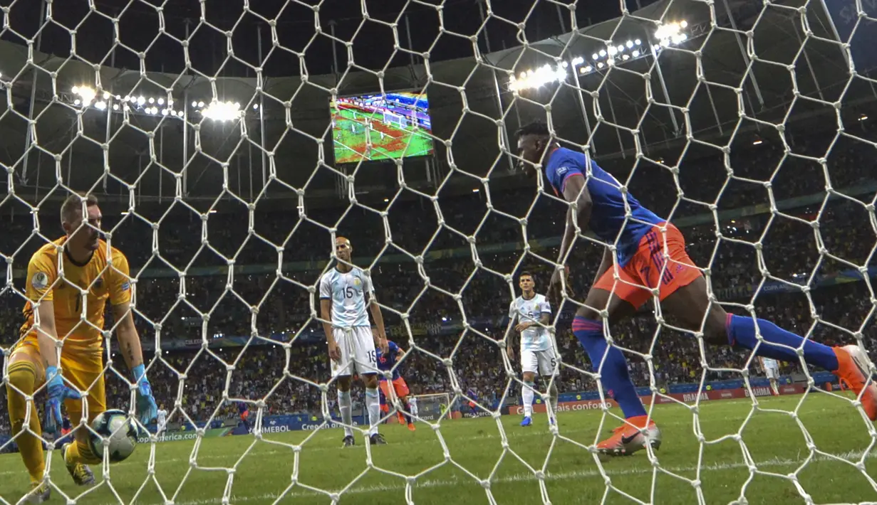Proses gol yang dicetak striker Kolombia, Duvan Zapata, ke gawang Argentina pada laga Copa America 2019 di Stadion Fonte Nova, Salvador, (Sabtu (15/6). Argentina kalah 0-2 dari Kolombia. (AFP/Raul Arboleda)