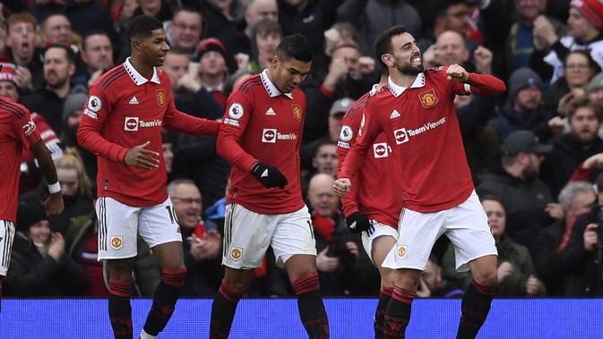 <p>Gelandang Manchester United, Bruno Fernandes, bersama rekan setimnya merayakan gol yang dicetak ke gawang Manchester City pada pertandingan pekan ke-20 Premier League 2022/2023 di Old Trafford, Sabtu (14/1/2022). (AFP/Oli Scarff)</p>