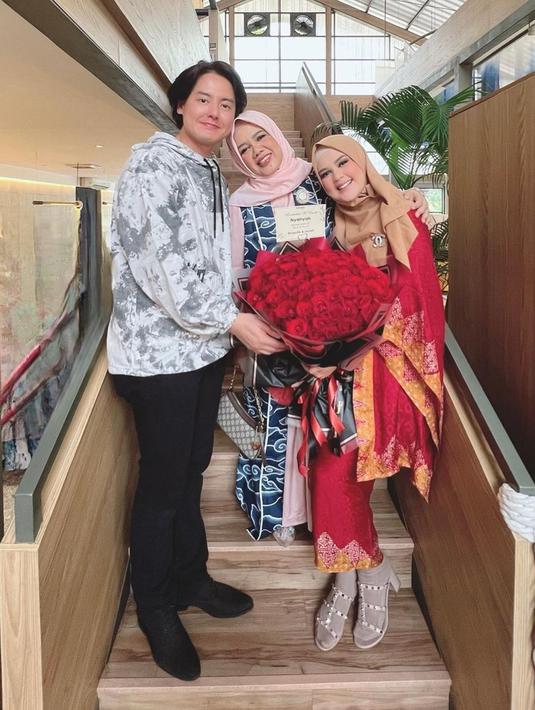 Roger yang memang seorang Nasrani, memutuskan mualaf sebelum menikahi Cut Meyriska. Dari perjuangan itu, kini Roger dan Cut Suharnita punya hubungan yang begitu akrab. Kompak saat beri kejutan, Roger dan Cut Meyriska memberikan hadiah sebuket bunga mawar merah besar kepada sang ibunda. (Liputan6.com/IG/@cutratumeyriska)