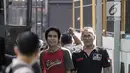 Aktor senior Tio Pakusadewo dikawal petugas saat akan menjalani sidang di Pengadilan Negeri Jakarta Selatan, Senin (30/4). Sebelum ditahan di Rutan Cipinang, Tio sempat menjalani rehabilitasi di RS Bhayangkara Sespimma Polri. (Liputan6.com/Faizal Fanani)