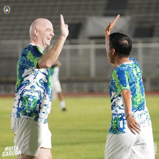 Presiden FIFA dan Ketum PSSI Main Sepakbola Baren