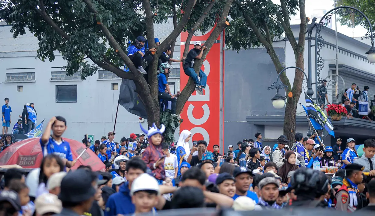 Warga menyambut tim dan ofisial Persib Bandung saat pawai perayaan gelar juara BRI Super League 2025/2026 di Bandung, Jawa Barat, Minggu (24/5/2026). (Bola.com/Bagaskara Lazuardi)