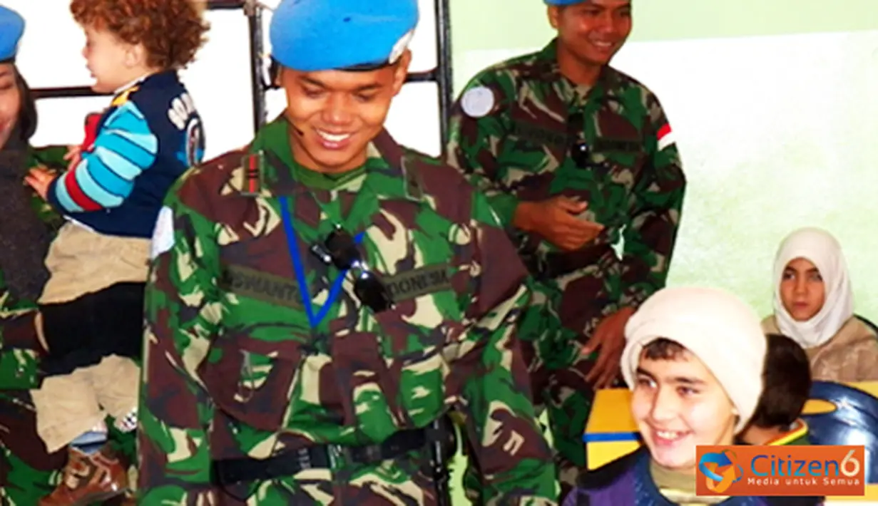 Citizen6, Lebanon Selatan:Pemberian bantuan diserahkan oleh Wakil Komandan Satgas Konga XXIII-F, Letkol (Mar) FJH. Pardosi di dampingi Kepala Sekolah, Hanan Makih kepada salah satu perwakilan murid. (Pengirim: Badarudin Bakri)