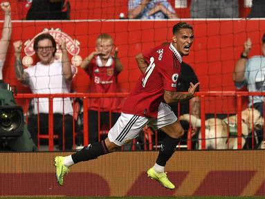 Antony berhasil mencuri perhatian usai tampil gemilang saat Manchester United mengalahkan Arsenal dengan skor 3-1 pada pekan keenam Liga Inggris 2022/2023, Minggu (04/09/2022). Rekrutan anyar dari Ajax Amsterdam tersebut sukses mencetak gol pembuka pada laga tersebut. Kemenangan itu juga berhasil menghentikan rekor tak terkalahkan The Gunners di lima laga awal pada musim ini. (AFP/Olis Scarff)
