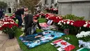 Penggemar membentangkan spanduk di luar tempat peristirahatan terakhir Michael Jackson di mausoleum Holly di Terrace Forest Lawn Cemetery, California, Selasa (25/6/2019). Tepat pada hari ini sepuluh tahun yang lalu berita kematian King of Pop Michael Jackson mengguncang dunia. (AP/Richard Vogel)