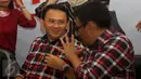 Cagub dan cawagub DKI Jakarta, Basuki Tjahaja Purnama dan Djarot Saiful Hidayat berbincang disela menerima pengaduan warga di Rumah Lembang, Jakarta, Rabu (16/11). Sebelumnya Bareskrim menetapkan Ahok sebagai tersangka. (Liputan6.com/Gempur M Surya)