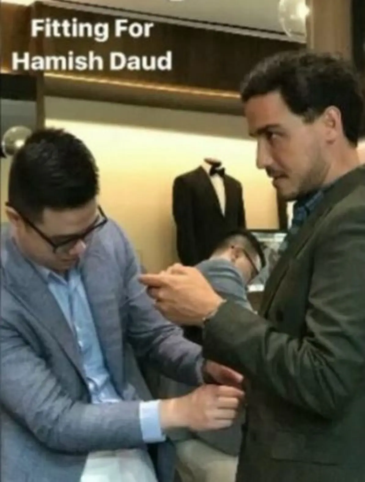 Hamish Daud fitting jas pengantin (Instagram/@jonathanwongso)