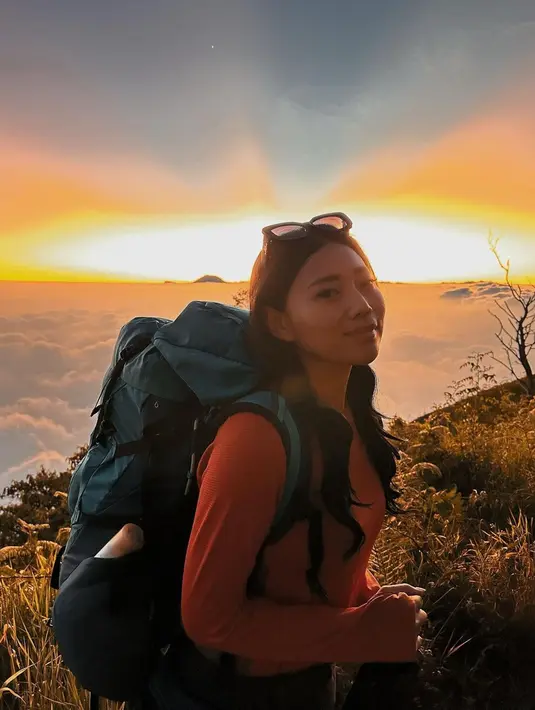 Potret Wendy yang kembali ketagihan mendaki gunung ini pun langsung diserbu oleh banyak netizen. Tak sedikit pula netizen yang turut memberikan saran untuknya jika kembali melakukan pendakian. (Liputan6.com/IG/@wendywalters)