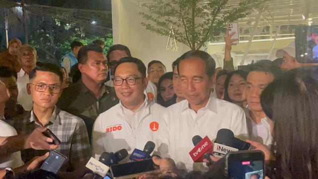 Presiden ke-7 RI Jokowi saat pertemuan dengan calon gubernur Jakarta Ridwan Kamil dan jajaran politikus di parpol KIM, relawan, hingga influencer di kafe Kaizen Heritage, Jakarta Pusat, Minggu (18/11/2024). (Liputan6.com/Winda Nelfira)