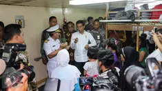 Presiden Jokowi saat meninjau ke Kapal Tidar, kapal penumpang kelas ekonomi milik Pelni, di Pelabuhan Tanjung Priok, Jakarta, Rabu (17/6/2015). Kedatangan Jokowi untuk mengecek segala persiapan jelang Ramadan 1436 H. (Liputan6.com/Faizal Fanani)
