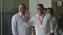 Wagub DKI Jakarta terpilih Sandiaga Uno tersenyum usai menjalani pemeriksaan di gedung KPK, Jakarta, Jumat (14/7). Sandiaga Uno diperiksa sebagai saksi kasus korupsi pembangunan rumah sakit pendidikan khusus penyakit infeksi. (Liputan6.com/Helmi Afandi)