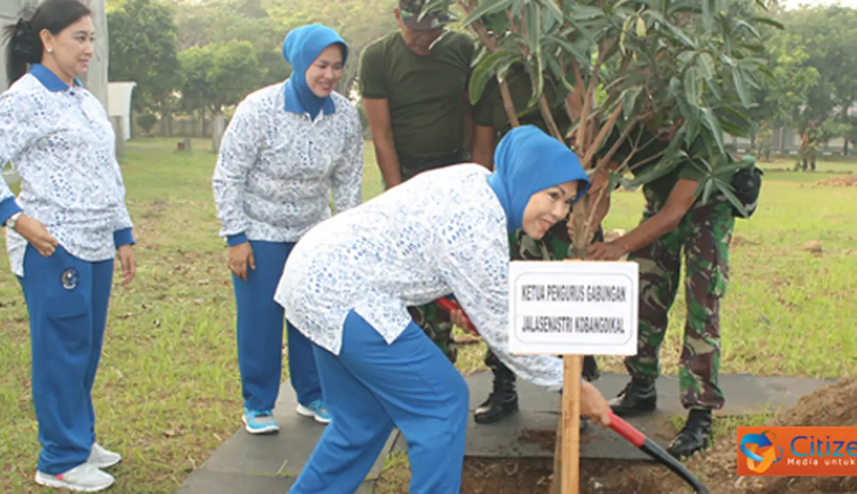 Citizen6, Sidoarjo: Ketua PG Jalasenastri Kobangdikal Rahayuningsih Sadiman melaksanakan penanaman ratusan bibit pohon mangga, penaburan ikan Lele serta Patin di kolam Puslatdiksarmil Kobangdikal, Juanda, Sidoarjo, Jumat (1/6). (Pengirim: Penkobangdikal)