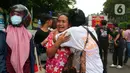 Warga menangis histeris saat terjadi kebakaran di kawasan padat penduduk di Jalan Simprug Golf II RT 4/8, Grogol Selatan, Kebayoran Lama, Jakarta Selatan, Minggu (21/8/2022). Hingga siang ini, petugas pemadam kebakaran bersama warga masih terus berusaha untuk memadamkan api. (Liputan6.com/Angga Yuniar)