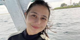 Prilly Latuconsina tampil percaya diri mengunggah foto selfienya tanpa makeup saat berada di laut untuk diving. (@prillylatuconsina96)