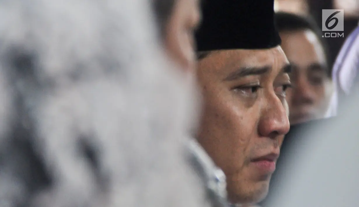 Anak presiden ke-6 RI Susilo Bambang Yudhoyono, Edhie Baskoro Yudhoyono menangis di dekat peti jenazah Ani Yudhoyono di Puri Cikeas, Bogor, Jawa Barat, Minggu (2/6/2019). (Liputan6.com/Immanuel Antonius)