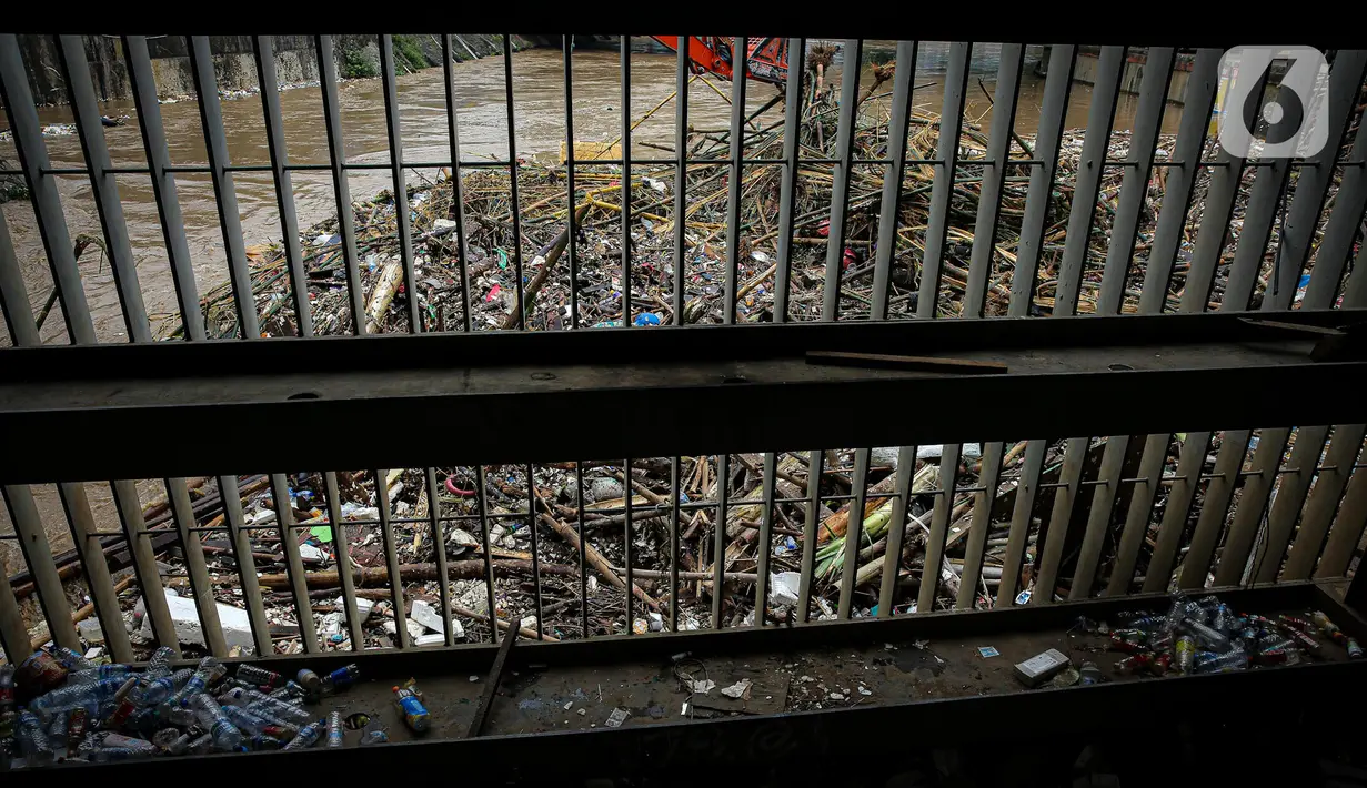 Tumpukan sampah di Pintu Air Manggarai, Jakarta, Senin (10/10/2022). Hujan lebat yang mengguyur wilayah Bogor dan sekitarnya menyebabkan debit air Sungai Ciliwung meningkat dan menghanyutkan sampah ke Pintu Air Manggarai. (Liputan6.com/Faizal Fanani)
