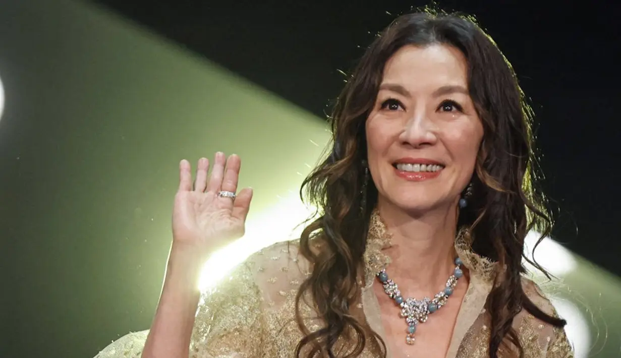 Penampilan Michelle Yeoh dipercantik dengan aksesori kalung, anting, dan cincin dari Cartier. Aksesori ini merupakan keluaran dari seri Cartier’s Beautés du Monde High Jewellery Panthère Urbaine yang penuh dengan batu permata. [@hashtag_legend]