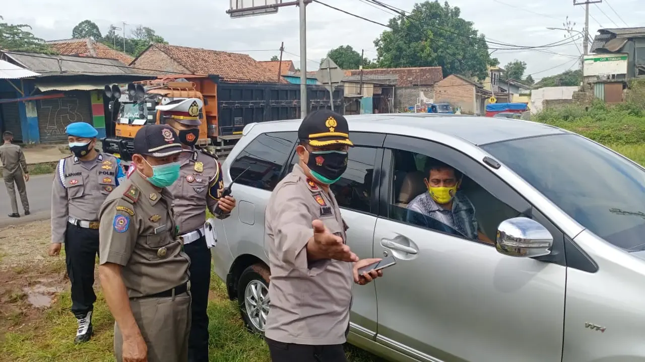 Polres Bogor kembali menggelar pemeriksaan rapid test antigen dengan menyasar wisatawan yang hendak berlibur akhir tahun. (Liputan6.com/Achmad Sudarno)