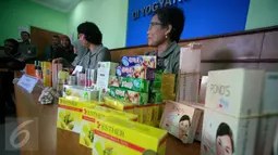 Petugas  menunjukan barang bukti berupa jamu dan alat kosmetik berbahaya berbahan kimia  di BPOM DIY, Yogyakarta, Senin (2/5/2016).Total penemuan produk ilegal sekitar 231,8 juta.(Boy Harjanto)