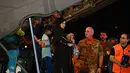 Petugas medis dan tenaga kesehatan menyambut anak-anak Palestina dari Gaza beserta keluarga mereka, setelah pesawat militer Italia C130J dari Israel mendarat pada 14 Agustus 2025 di Bandara Ciampino, Roma. (Andreas SOLARO/AFP)