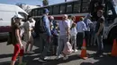Warga Ukraina yang mencari suaka di Amerika Serikat naik bus ke perbatasan, di kompleks olahraga Benito Juarez di Tijuana, negara bagian Baja California, Meksiko