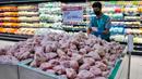 Pegawai menata daging ayam di toko digital Scan and Go, CBD Ciledug, Tangerang, Banten, Rabu (8/3/2023). Sejumlah sektor usaha yakni ritel, makanan minuman, dan fesyen diprediksi bakal melonjak saat momen Ramadan tahun ini. (Liputan6.com/Angga Yuniar)