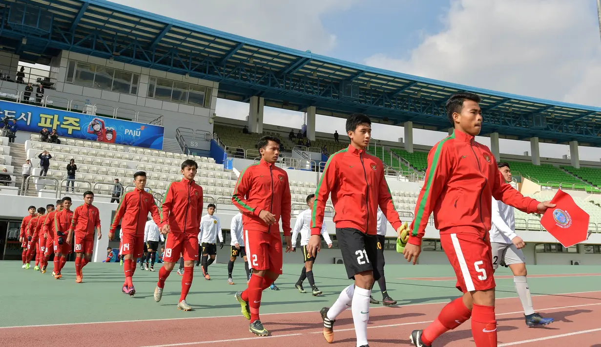 Para pemain Timnas Indonesia U-19 bersiap melawan Malaysia U-19 pada laga Kualifikasi Piala Asia U-19 2018 di Stadion Public, Paju, Senin (6/11/2017). Indonesia kalah 1-4 dari Malaysia. (AFP/Kim Doo-Ho)