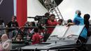 Sejumlah warga menaiki kendaraan tempur saat HUT Kopassus ke-64, Jakarta, (16/4). HUT mengangkat Tema Loyalitas, Moralitas dan Integritas demi mewujudkan Prajurit Hebat Profesional dan Dicintai Rakyat. (Liputan6.com/Helmi Afandi)
