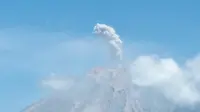 Gunung Semeru menyemburkan abu vulkanik setinggi sekitar 700 meter, Jumat (22/9/2023), pukul 09.23 WIB. (Liputan6.com/ Dok. PVMBG)