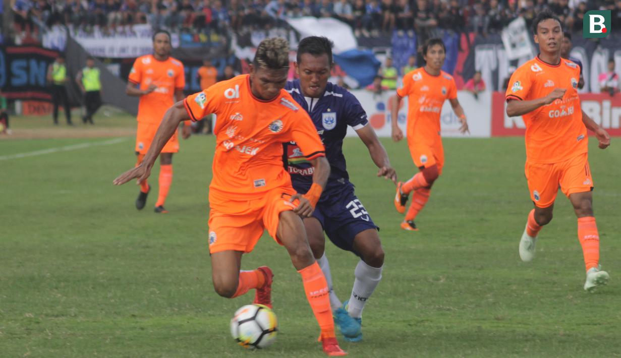 Bek Persija Jakarta, Valentino Telaubun, berusaha melewati bek PSIS Semarang, Gilang Ginarsa, pada laga Liga 1 di Stadion Sultan Agung, Bantul, Jumat (20/4/2018). PSIS kalah 1-4 dari Persija. (Bola.com/Ronald Seger)