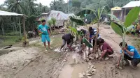 Warga Desa Daenaa, Kecamatan Limboto Barat, Kabupaten Gorontalo menanam pohon pisang di tengah jalan rusak sebagai bentuk protes karena tak kunjung diperbaiki. (Liputan6.com/ Arfandi Ibrahim)